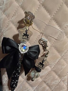 Black and silver fancy stylus pen and matching phone charm.